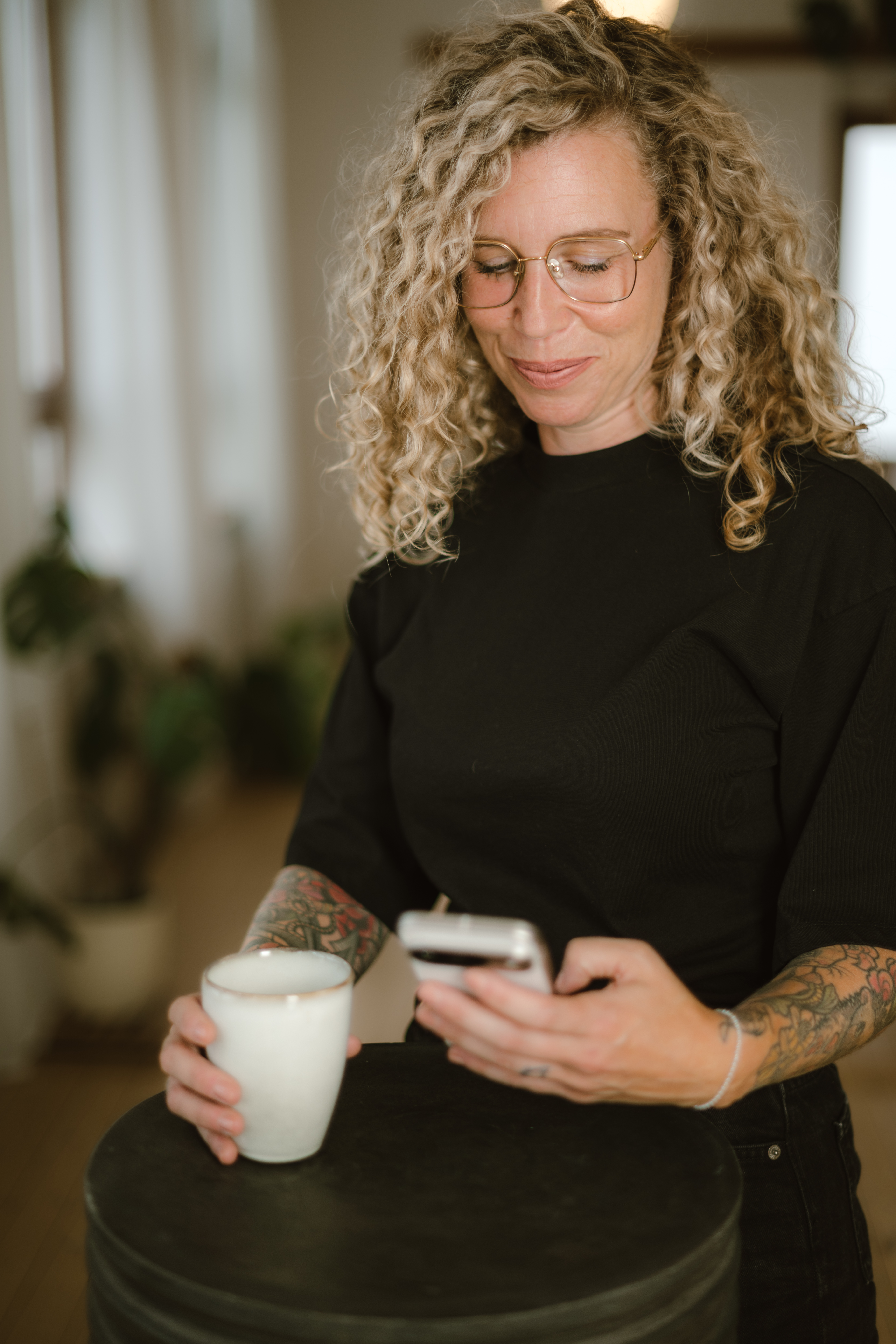 Nadine Dross-Buetow, Google Ads Expertin, analysiert Kampagnendaten auf dem Handy